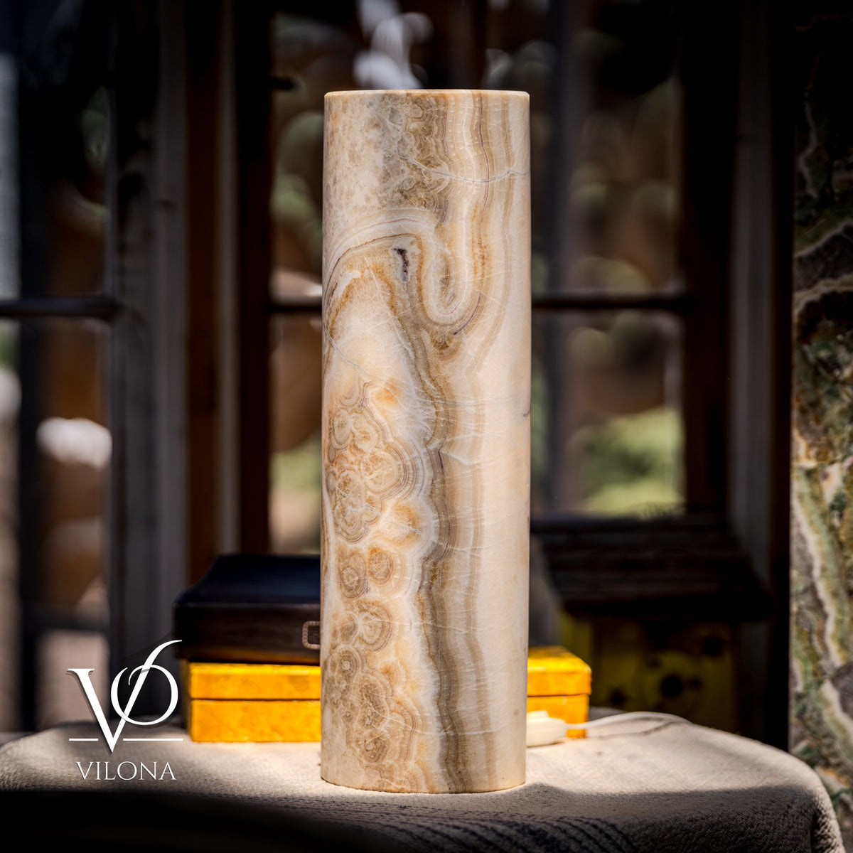 Divina Claire Onyx Table Lamp – 19.5" Tall
