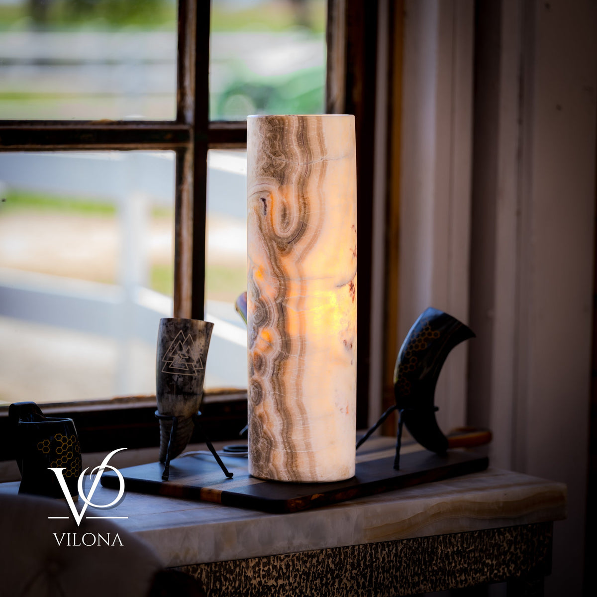 Divina Claire Onyx Table Lamp – 19.5" Tall